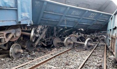 रोहतास में मालगाड़ी के दर्जनों डिब्बे पटरी से उतरे, गया डीडीयु रेलमार्ग बाधित