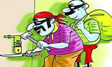 पुलिस खिचाती रही सड़कों पर फोटो: इधर बक्सर में आभूषण की दुकान में शटर काट घुसे चोरों ने की लाखों की चोरी