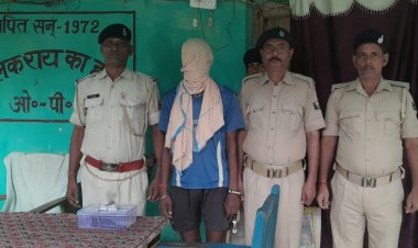 देशी कट्टा के साथ शराब तस्कर गिरफ्तार, पिता व एक अन्य फरार