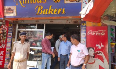 शहर के मिठाई दुकानों में प्रशासन का छापा, दुकानदारों में मचा हड़कंप