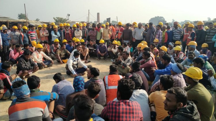 निर्माणाधीन थर्मल पॉवर प्लांट में बंगाल के मजदूर की मौत मुआवजे की मांग पर श्रमिकों ने किया प्रदर्शन