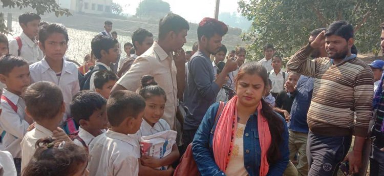 शिक्षकों की लेट लतिफी से नाराज ग्रामीणों ने विद्यालय में जड़ा ताला