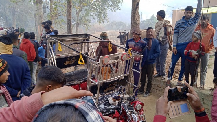 सड़क किनारे खड़ी ई-रिक्शा को बस ने मारी टक्कर, एक की मौत व तीन घायल