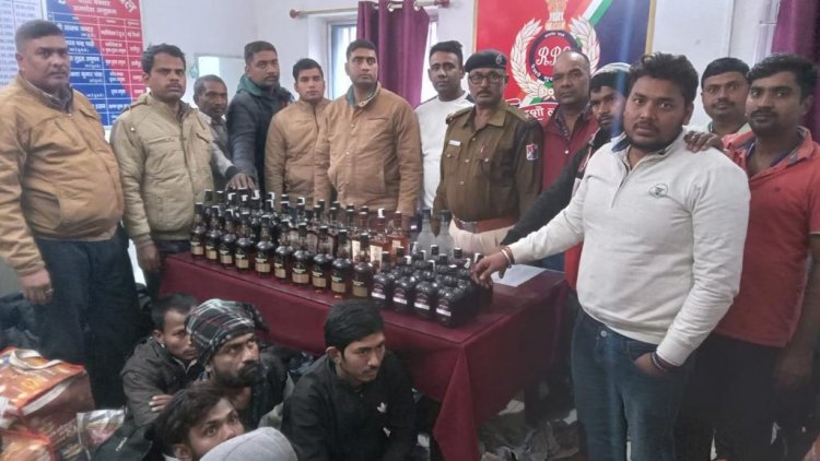 दस लाख रूपए की शराब के साथ अहमदाबाद-पटना क्लोन एक्सप्रेस से 19 तस्कर गिरफ्तार