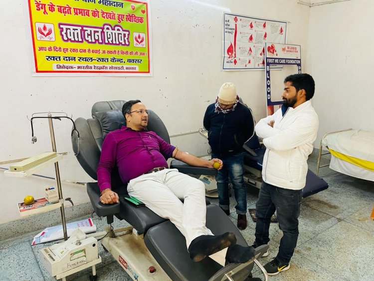 मरीज की मदद के लिए आगे आए डॉक्टर राजीव झा ने किया रक्तदान