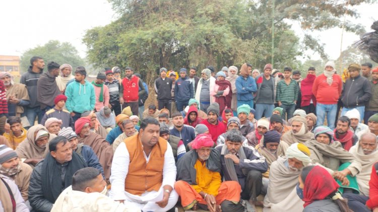 200 साल पुराने ऐतिहासिक तालाब के अतिक्रमण पर उग्र हुए ग्रामीण, बैठक कर जताया विरोध