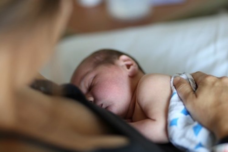 नियमित स्तनपान एवं स्किन टू स्किन कांटेक्ट से करें शिशुओं की ठंड से सुरक्षा