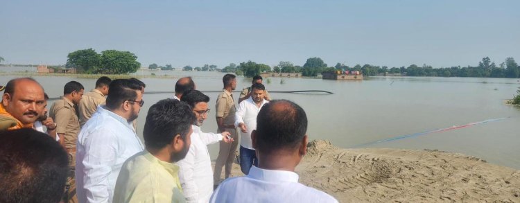 प्रभारी मंत्री ने बाढ़ पीड़ितों के बीच बांटी राहत सामग्री, समस्याओं के समाधान के दिए निर्देश