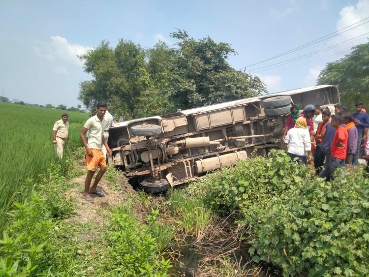 राजपुर में ओवरटेक करने में यात्री बस पलटी, आधा दर्जन घायल, गम्भीर स्थिति में दो रेफर