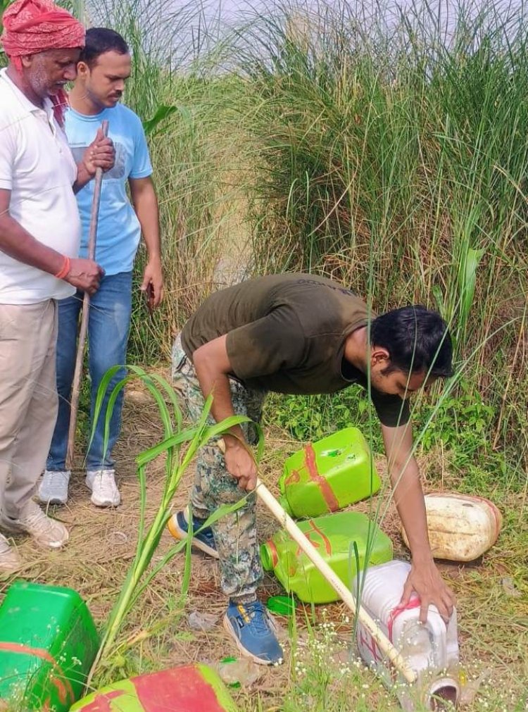 सैकड़ो लीटर अर्द्धनिर्मित शराब विनष्ट, महिला तस्कर गिरफ्तार