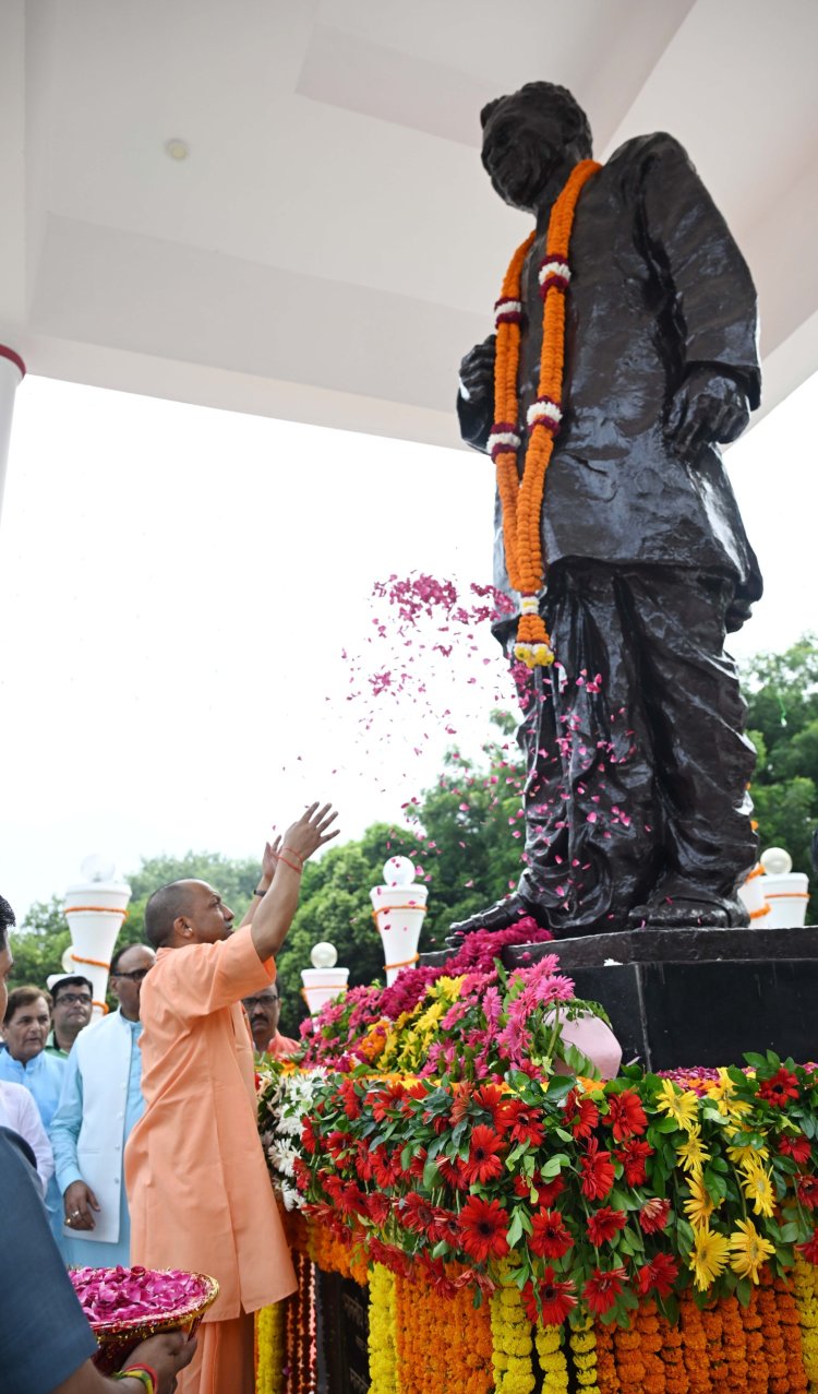 सीएम योगी आदित्यनाथ ने पं. दीनदयाल उपाध्याय की जयंती पर उनकी प्रतिमा पर किया माल्यार्पण