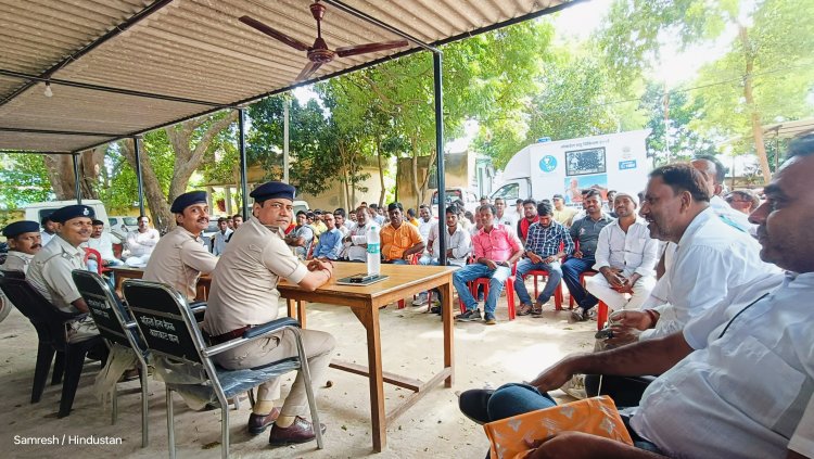 दुर्गापूजा की तैयारियों के लिए थाना परिसर में शांति समिति की बैठक, गाइडलाइन का पालन  करने का निर्देश