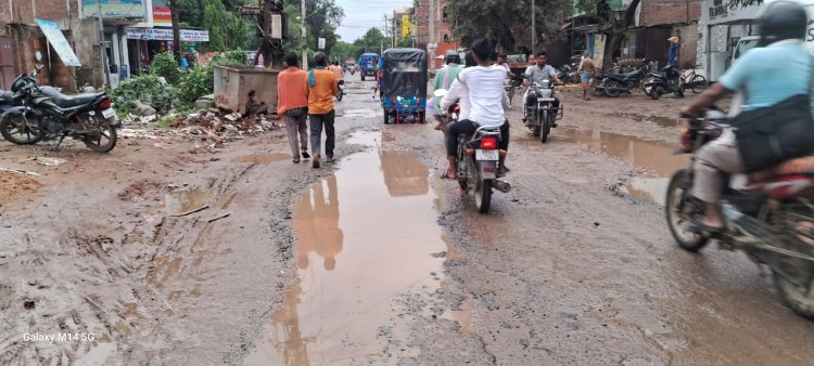 स्टेशन रोड में दर्जनभर उभरे गड्‌ढे  प्रतिदिन पलटते हैं वाहन और घायल होते हैं यात्री