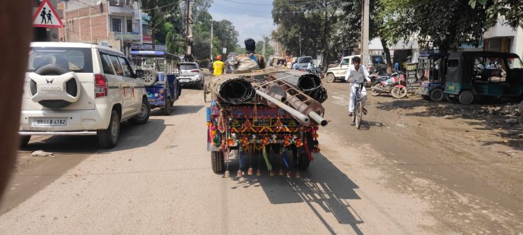 प्रतिबंध के बाद भी फर्राटे के साथ सड़कों पर गुजरती है जुगाड़ गाड़ी