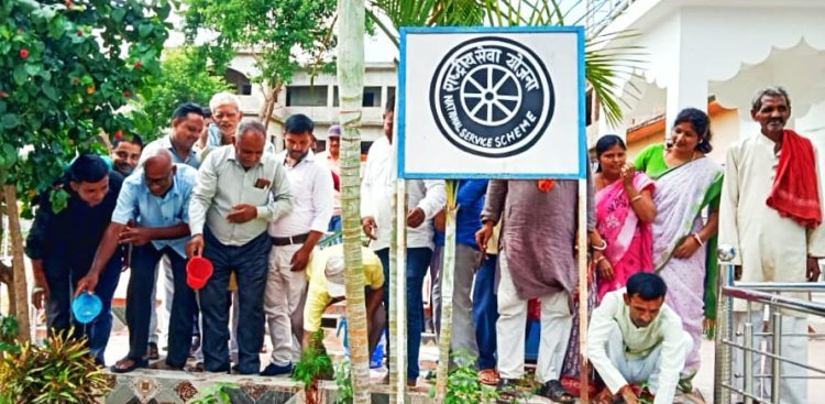 वीर कुंवर सिंह महाविद्यालय में स्वच्छता पखवाड़ा मनाया गया, वृक्षारोपण और स्वच्छता की शपथ का आयोजन