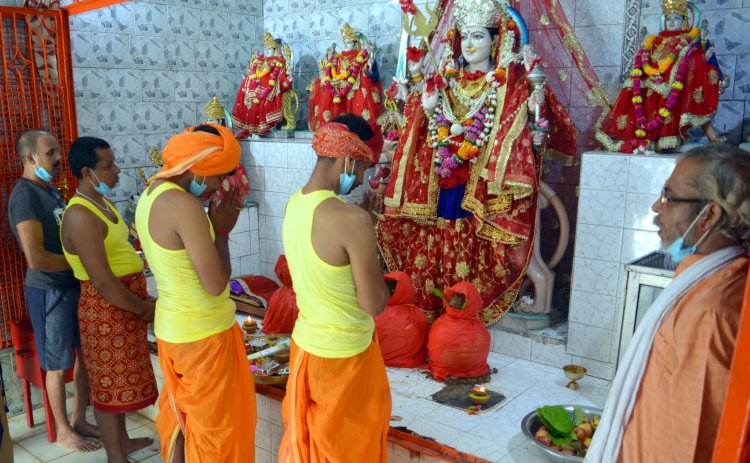 नवरात्र के दूसरे दिन मां दुर्गा के ब्रह्माचारिणी स्वरूप की हुई पूजा