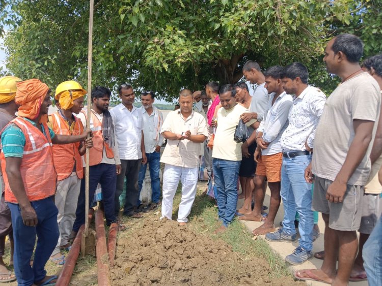 चौसा बाजार से गंगा घाट तक पोल गाड़ विद्युतियकरण का विस्तारीकरण शुरू