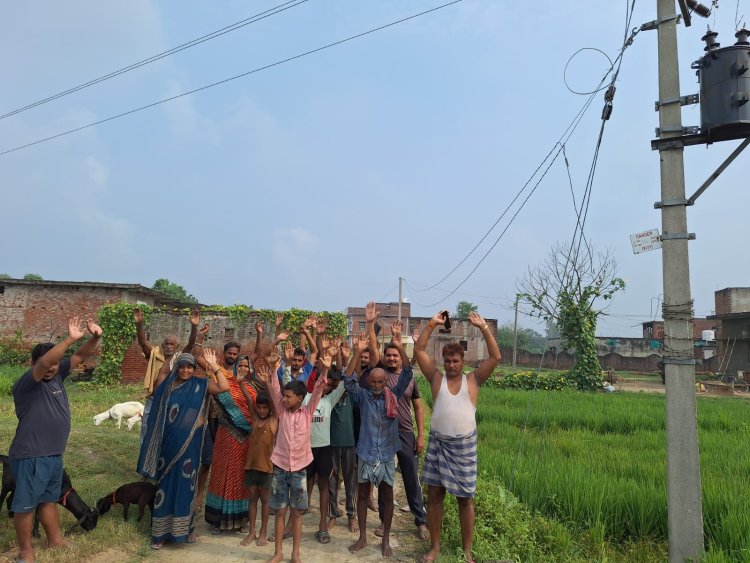 ओवरलोड से बार-बार ट्रांसफार्मर जलने पर ग्रामीणों का प्रदर्शन, बड़े ट्रांसफार्मर की मांग