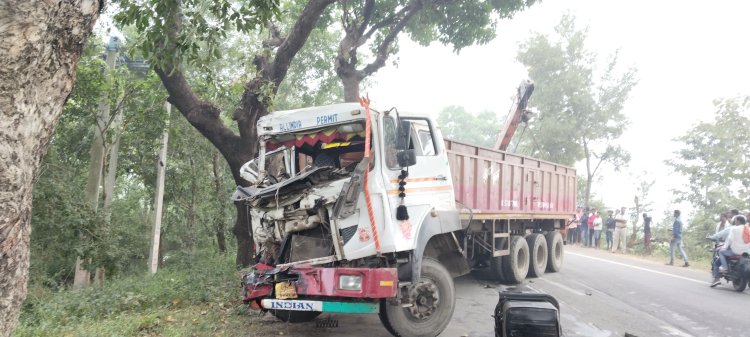 टेलर और ट्रक की टक्कर में टेलर चालक की मौत, सहचालक घायल; चालक फरार