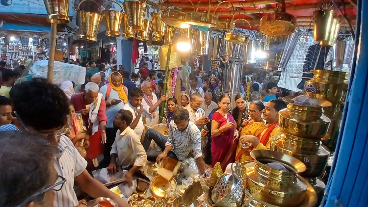 धनतेरस पर जमकर हुई धन की वर्षा, देर रात तक बाजार में उमड़े रहे लोग, सतर्क रहा प्रशासन