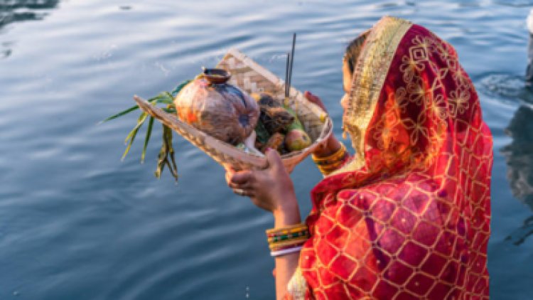 सूर्य षष्ठी व्रत की शुरुआत, बाजारों में पूजा सामग्री की खरीदारी से बढ़ी रौनक