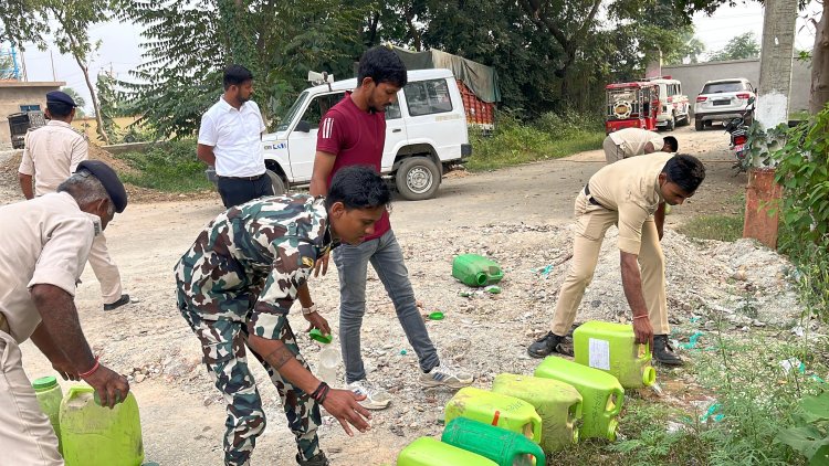 नया भोजपुर ओपी में 17 कांडो में जब्त 374 लीटर शराब विनष्ट, मौजूद रहे सीओ