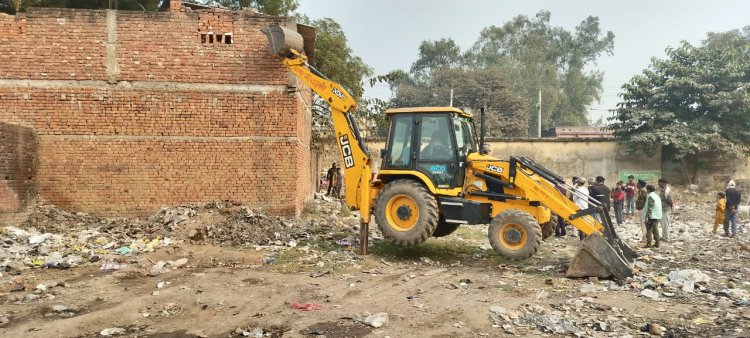 कोरानसराय में योगी मॉडल दो मंजिला मकान पर चला बुलडोजर, सीओ व थानाध्यक्ष रहे मौजूद