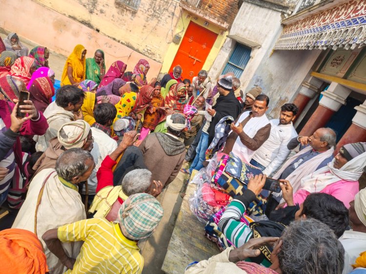 मुगांव मुखिया ने एकौनी व खैरही में सैकड़ो जरूरतमंदों के बीच बांटे कंबल