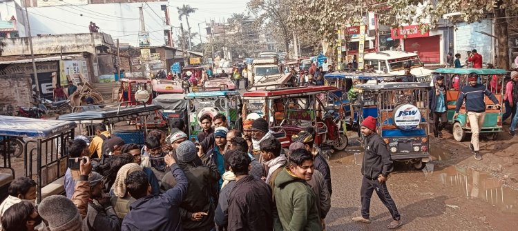 सड़क पर उतरे चालक तो टूटी एनएचएआई व नगर परिषद की तंद्रा, जर्जर सड़क की हुई मरम्मत