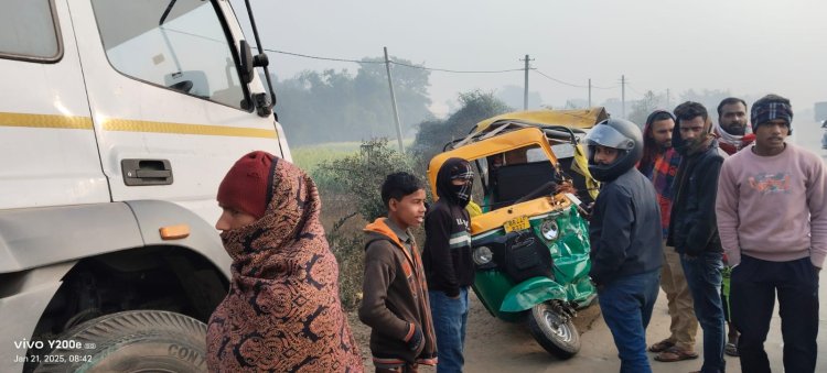 एनएच पर ट्रक व ऑटो रिक्शा की सीधी टक्कर, चालक जख्मी, वाहन क्षतिग्रस्त