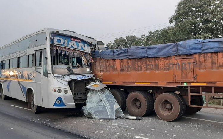 लग्जरी बस ने पीछे से ट्रक में मारी टक्कर, बाल-बाल बचे यात्री