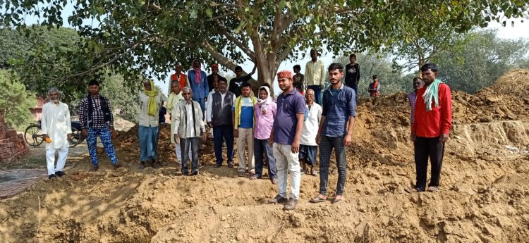 महरौरा प्राथमिक विद्यालय के नये भवन का निर्माण शुरू, ग्रामीणों ने लगाए आरोप