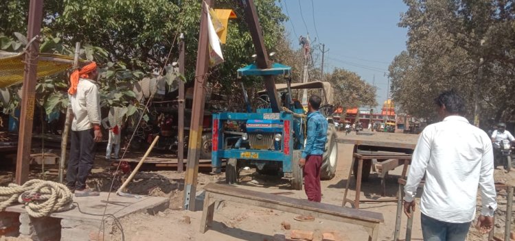 महाराजा पेट्रोल पंप के समीप ट्रक ने पोल मे मारा धक्का, पांच घंटे तक ठप रही आपूर्ति