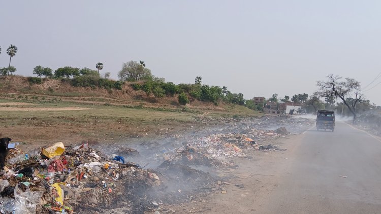 डुमरी रोड में फेंके गए कूड़े में आग लगाए जाने से वातावरण हो रहा दूषित