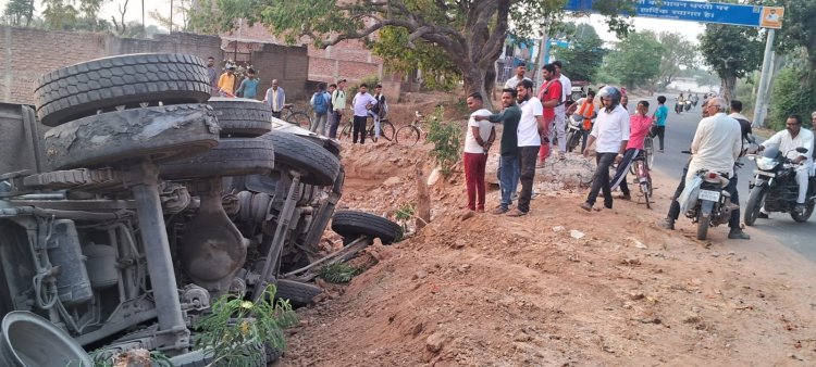 गिट्टी लदी ट्रक पलटी, बाल-बाल बचे चालक व खलासी