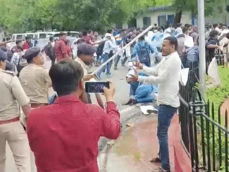 सीएम नीतीश कुमार के अवास के बाहर प्रदर्शन कर रहे शिक्षक बहाली के अभ्यर्थीयों पर जमकर पुलिस ने बरासाई लाठी