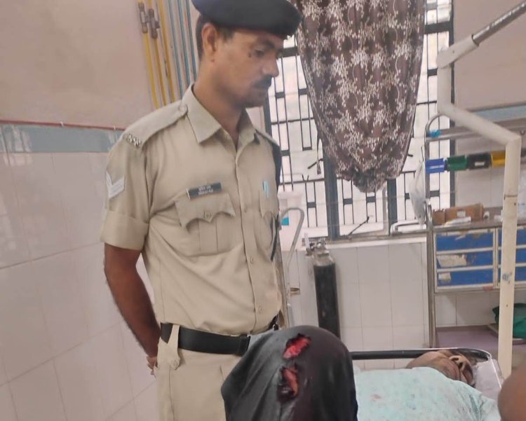 डुमरांव स्टेशन पर ट्रेन की चपेट में आया युवक, कटा एक पैर, हालत गंभीर