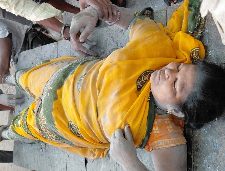 करंट की चपेट में आने से महिला घायल, हालत स्थिर