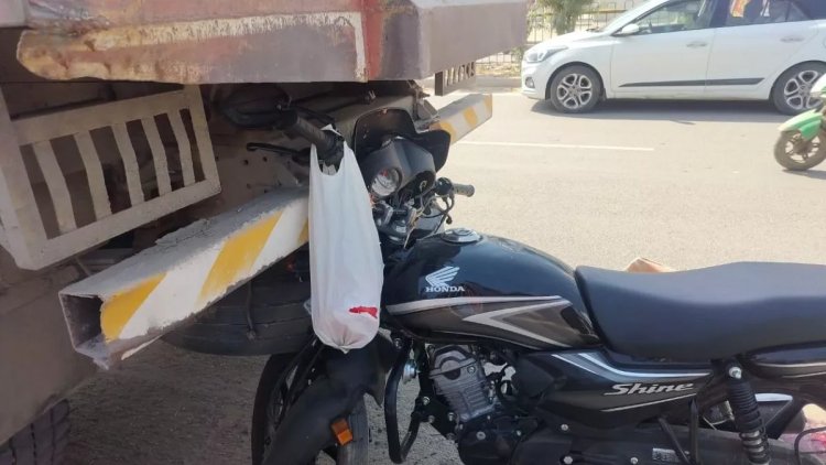 खड़ी ट्रक में बाइक चालक ने मारी टक्कर, हालत गंभीर, रेफर