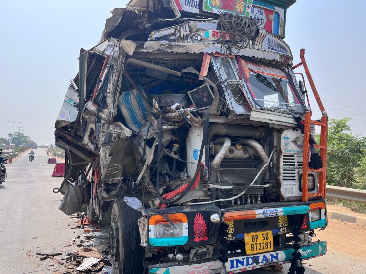 नया भोजपुर टला बड़ा हादसा एलपीजी से भरी ट्रक में पीछे ट्रक ने मारी टक्कर, चालक घायल