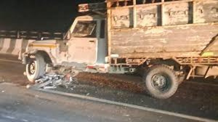 पिकअप और बाइक की टक्कर में दो सगे भाईयों समेत तीन की मौत