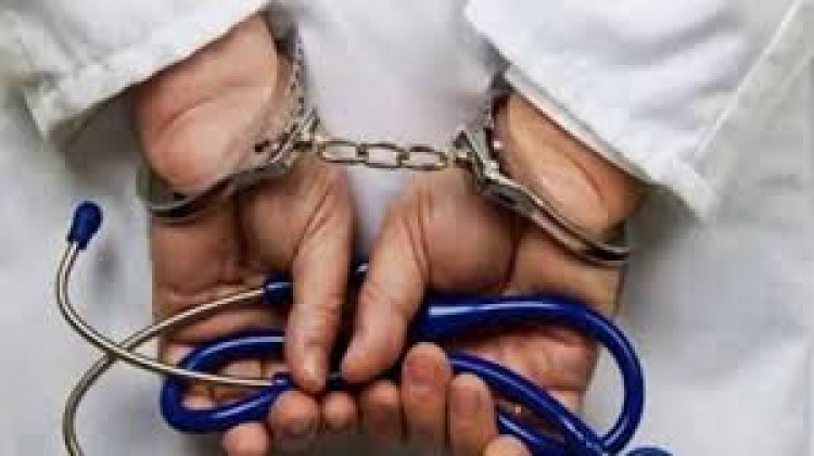 जच्चा-बच्चा के मौत के बाद फर्जी डाक्टर गिरफ्तार 21 नकदी व शराब की बोतले बरामद