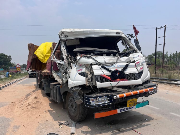 एनएच 922 पर फिर हुई दो टेलरों की टक्कर, एक का चालक जख्मी