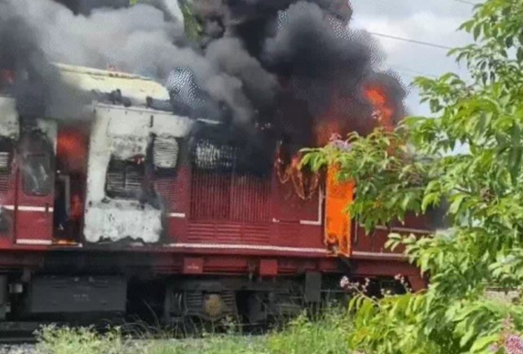 पेसेंजर ट्रेन में लगी आग मची अफरा-तफरी