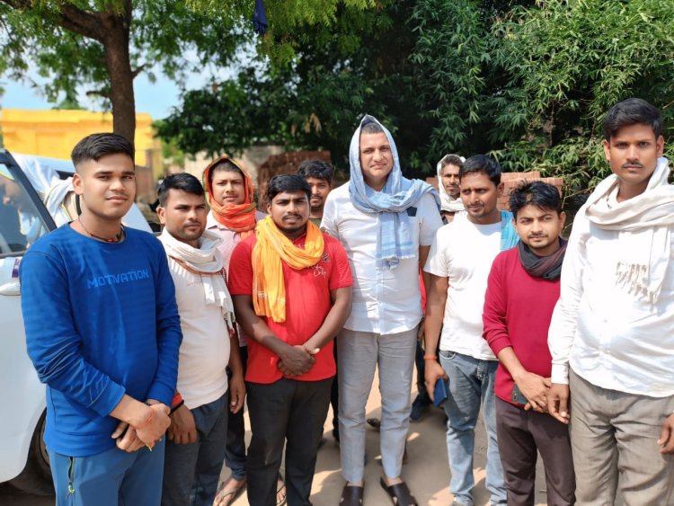 सड़क हादसे में मृतकों के परिजनों से मिले सांसद