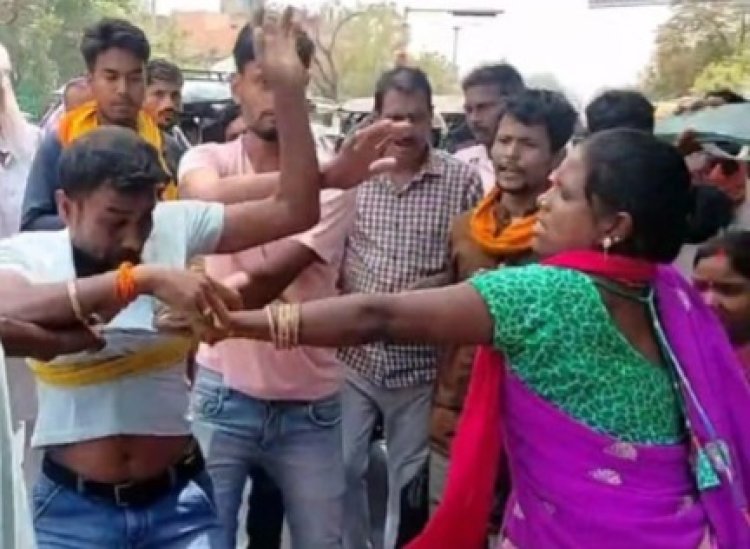 होने वाले समधीन व समधी के बीच हुआ प्यार कोर्ट पहुंचे थे शादी करने, जमकर चले लात-घुसे
