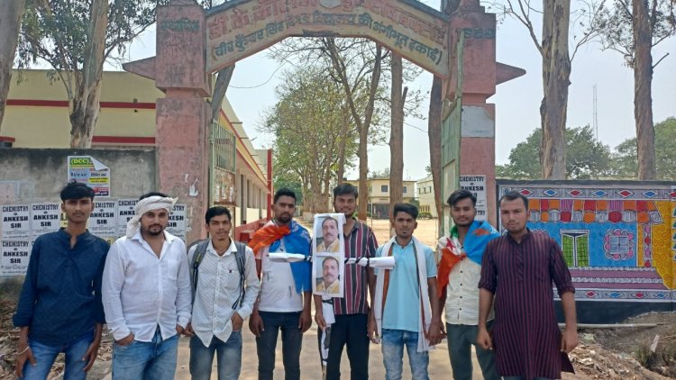 भष्टाचार का आरोप लगा संयुक्त छात्र मोर्चा ने फूंका डीके कॉलेज के प्राचार्य का पुतला