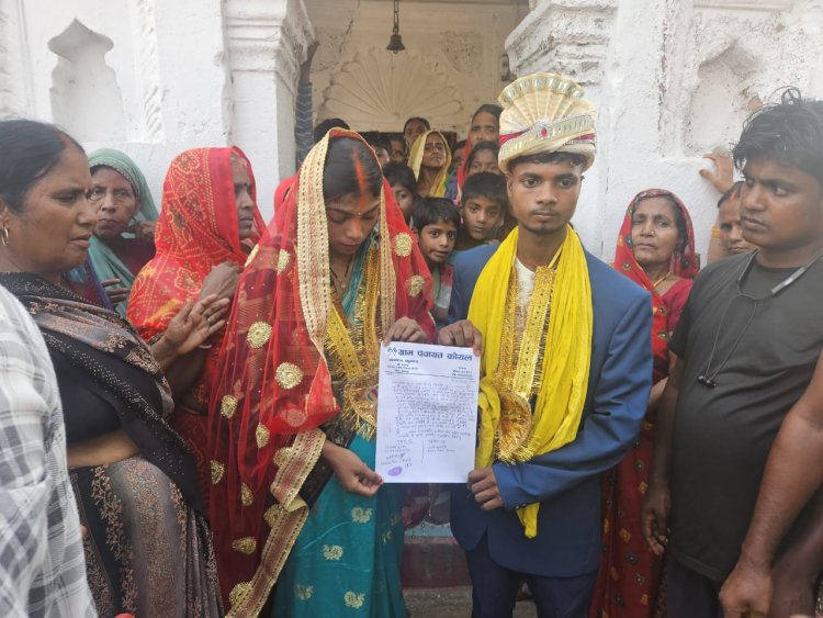शादीशुदा मौसेरी भौजी से चोरी-छिपे मिलने पहुंचा आशिक देवर, ग्रामीणों ने मंदिर में करवा दी शादी