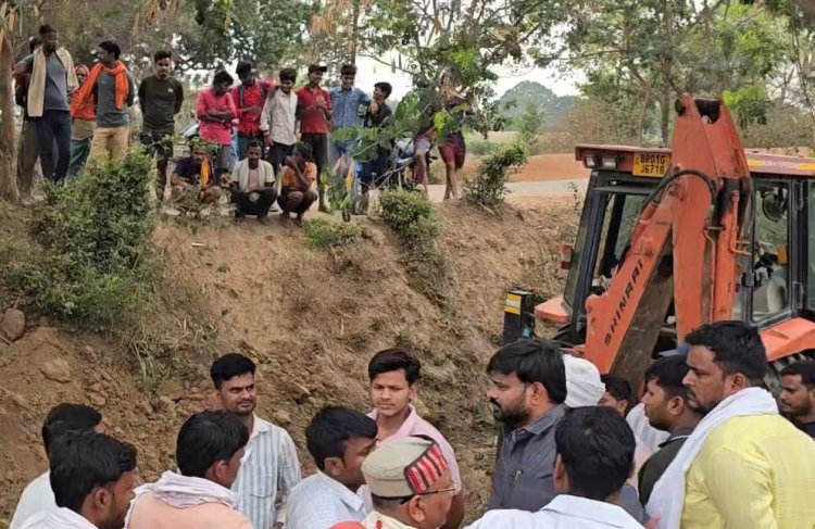 प्राचार्य की मौत के बाद टूटी ग्रामीण कार्य विभाग की तंद्रा, अकालुपुर की जर्जर पुलिया तोड़ने की कवायद शुरू