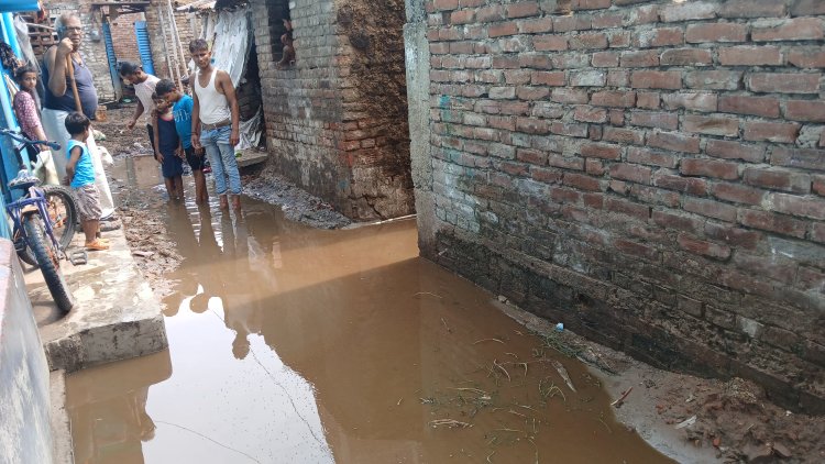 गली-नली का निर्माण नहीं होने से जलजमाव से परेशानी में हैं लोग